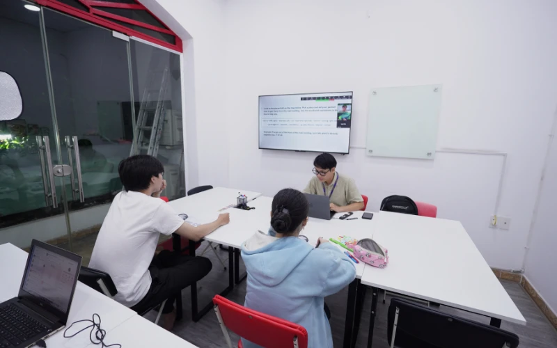 lớp học IELTS hybrid tại IELTS The Tutors